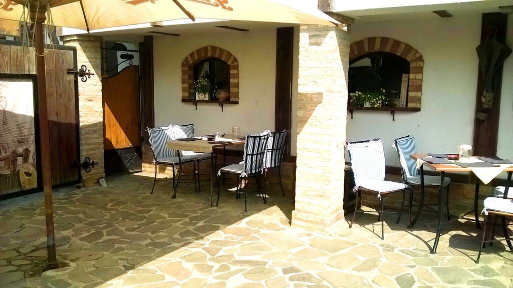 Penzion A Restauracia Toldi Галанта Экстерьер фото